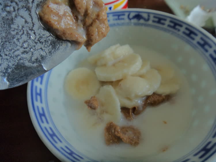  Banana, almond butter and cream