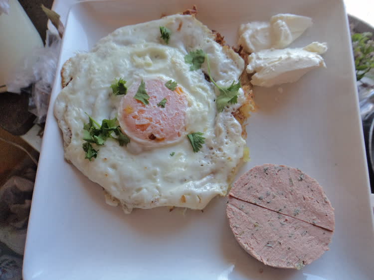 Fried egg on rosti with liverwurst
